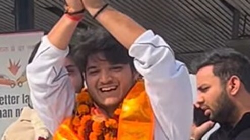 बिग बॉस 19 से बाहर होकर नोएडा पहुंचे मृदुल तिवारी, मिला जोरदार वेलकम, सड़क पर उतरा फैन्स का हुजूम