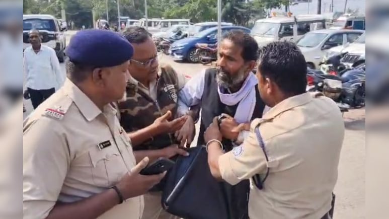 कलेक्टर ऑफिस में आत्मदाह की कोशिश, पेट्रोल लेकर पहुंचा जनपद सदस्य; सुरक्षा कर्मियों ने ऐसे किया बचाव