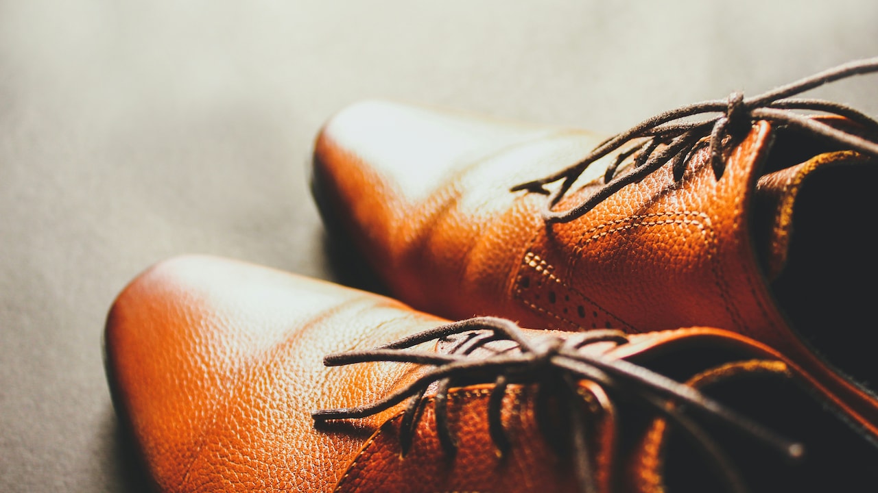 Why Formal Shoes Hurt After A Metro Ride: The Commute-to-Desk Problem Solved