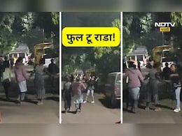 Nashik News: मद्यधुंद 4  तरुणींचा जोरदार राडा! दगडफेक, शिवीगाळ करत परिसर हादरवून सोडला, Video Viral