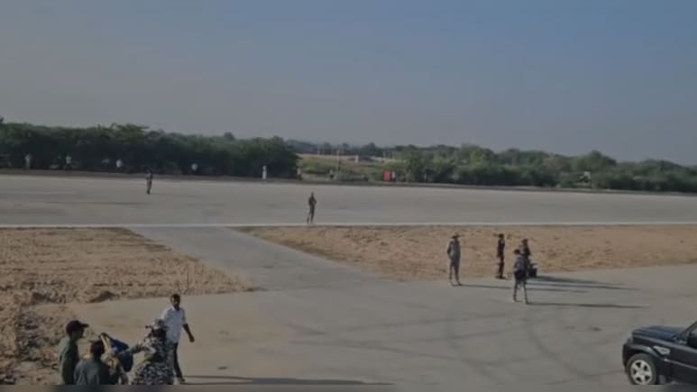 भारत-पाक‍िस्‍तान सीमा पर लड़ाकू व‍िमानों का अभ्‍यास, वायुसेना ने सड़क मार्ग को क‍िया बंद