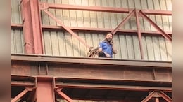 प्रमोशन के लिए प्रदर्शन! नाराज कर्मचारी क्रेन पर चढ़ा, आत्महत्या की दी धमकी; मुश्किल से नीचे उतरा