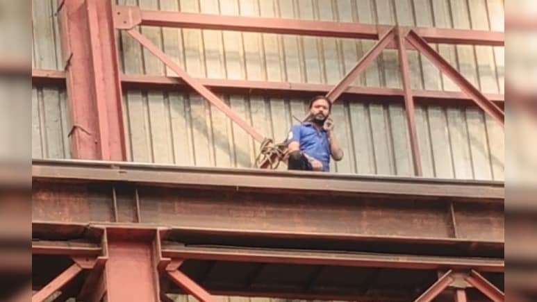 प्रमोशन के लिए प्रदर्शन! नाराज कर्मचारी क्रेन पर चढ़ा, आत्महत्या की दी धमकी; मुश्किल से नीचे उतरा