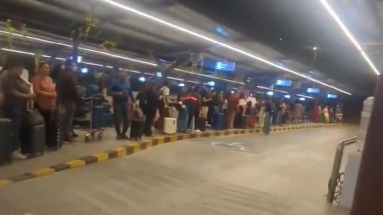 Viral Video Shows Extremely Long Cab Queue At Bengaluru Airport, Some Claim It's An "Everyday Scene"