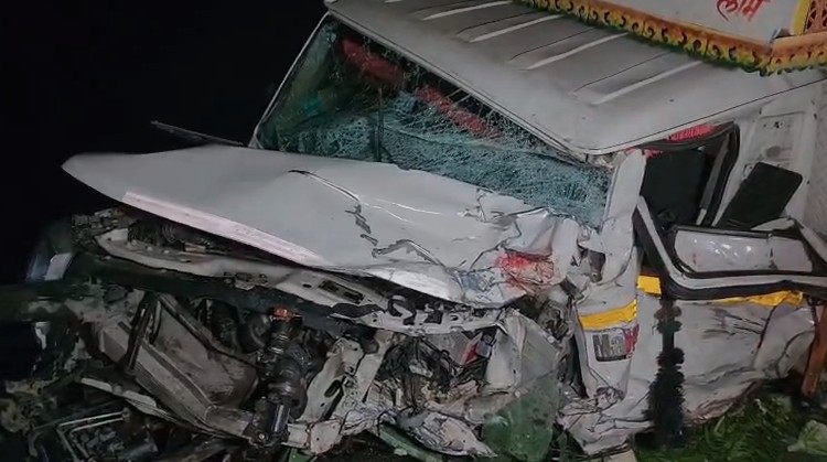 संभल में जोरदार भिड़ंत से चकनाचूर हो गई कार और पिकअप, 5 लोगों की दर्दनाक मौत