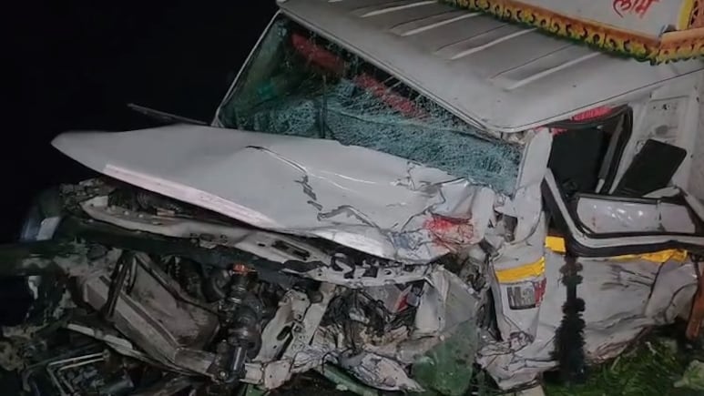 संभल में जोरदार भिड़ंत से चकनाचूर हो गई कार और पिकअप, 6 लोगों की दर्दनाक मौत