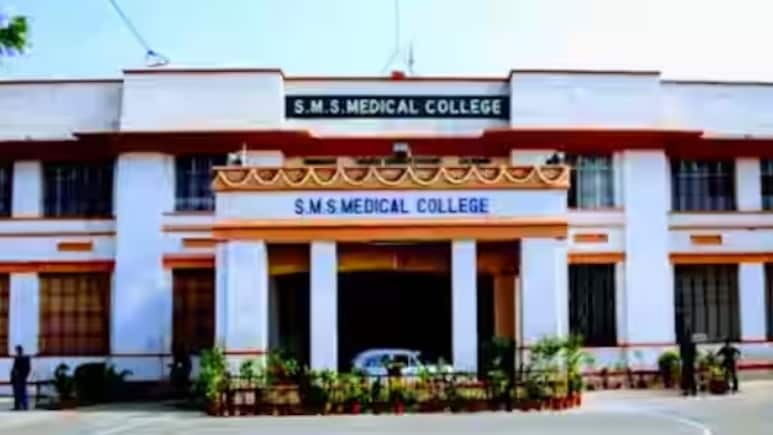 Jaipur News: SMS मेडिकल कॉलेज में रैगिंग का मामला, 17 छात्रों को कॉलेज प्रशासन ने किया सस्पेंड 