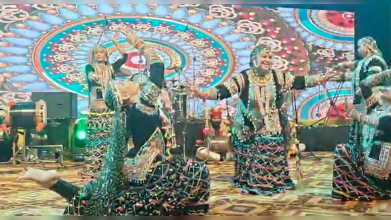 पुष्कर मेला में व‍िदेशी मेहमानों ने क‍िया कालबेलिया नृत्य,  गुलाबो सपेरा ने बेटी-पौत्री संग मचाया धमाल
