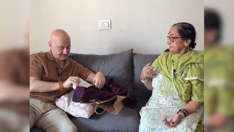 दीवाली के 18 दिन बाद अनुपम खेर ने शेयर किया दीवाली गिफ्ट का वीडियो, बोले- मां ने दिखाने से साफ मना...