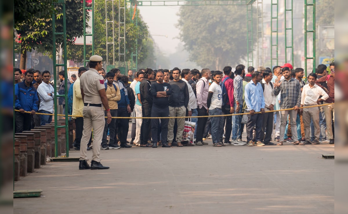 Delhi Blast: LNJP अस्पताल के बाहर अपनों को खोजते लोग...  दिल दुखा रही ये कहानियां