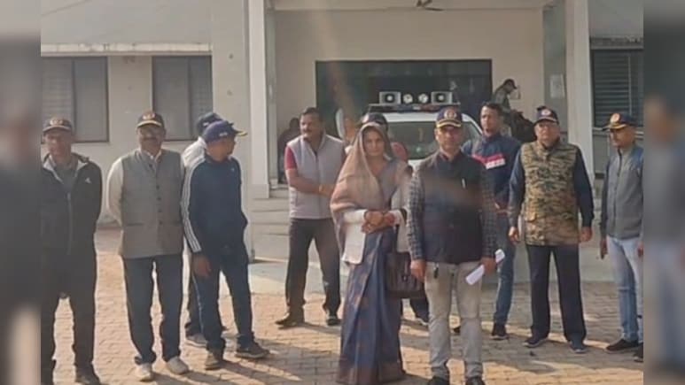 सुरक्षित नहीं सैनिक का परिवार! गांव के मुखिया ने घर जाकर की तोड़फोड़, एसपी दफ्तर में लगाई गुहार