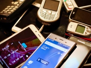 दिल्ली के करोल बाग में नकली फोन बनाने की फैक्टरी, 1,800 से ज्यादा मोबाइल बरामद!