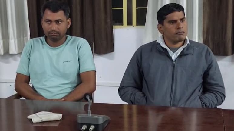 रीवा में पटवारी और सर्वेयर 4800 रुपए रिश्वत लेते रंगे हाथों पकड़े गए, जमीन नामांतरण के नाम पर कर रहे थे सौदा