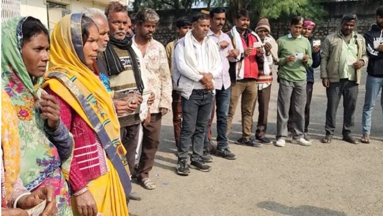 Rajasthan: झालावाड़ में यूरिया खाद की भारी किल्लत, लंबी लाइनों के बाद भी खाली हाथ लौटने को मजबूर हुए किसान