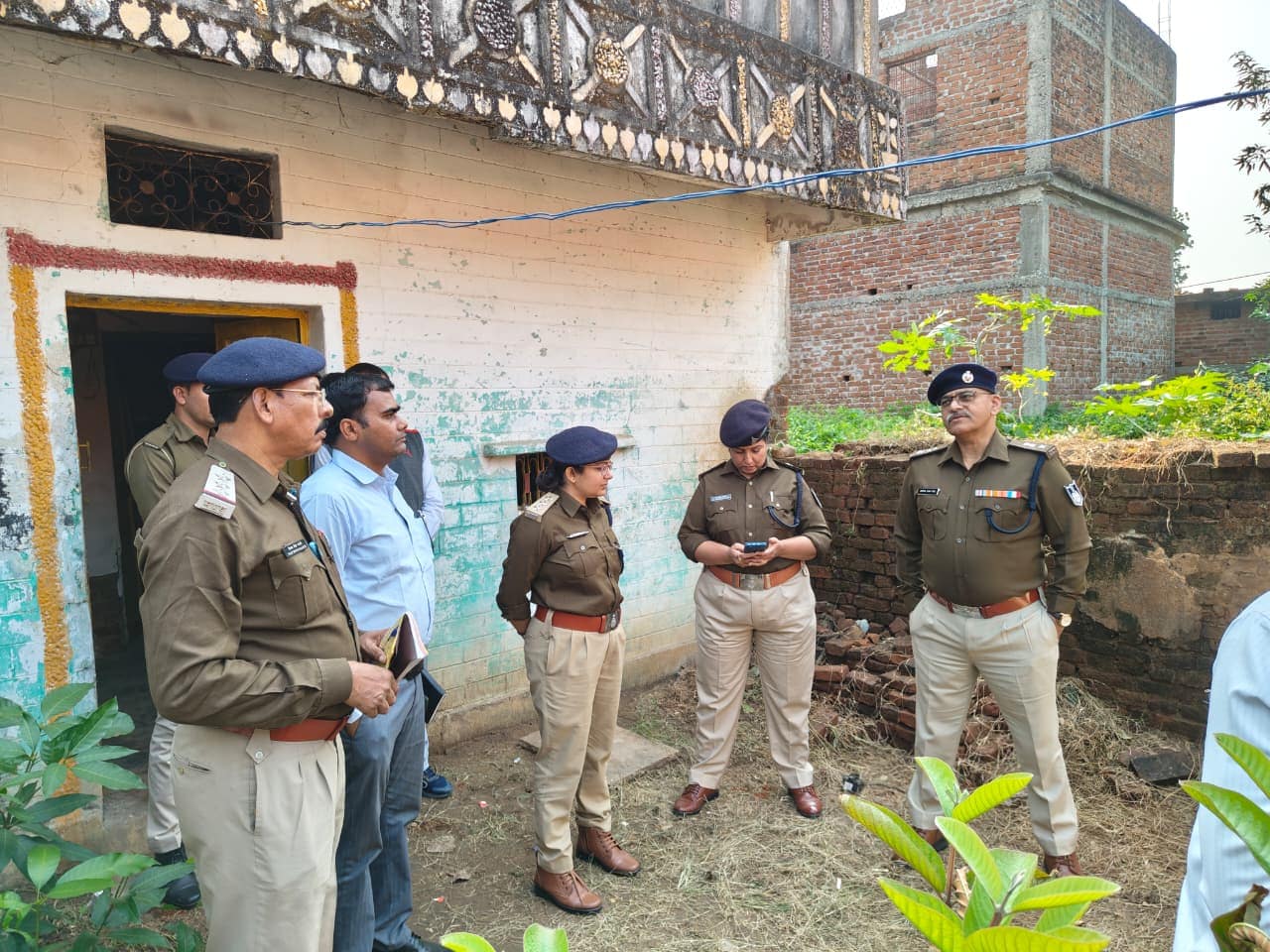 Illegal Chemical Factory: मौके पर तैनात पुलिस Illegal Chemical Factory: मौके पर तैनात पुलिस