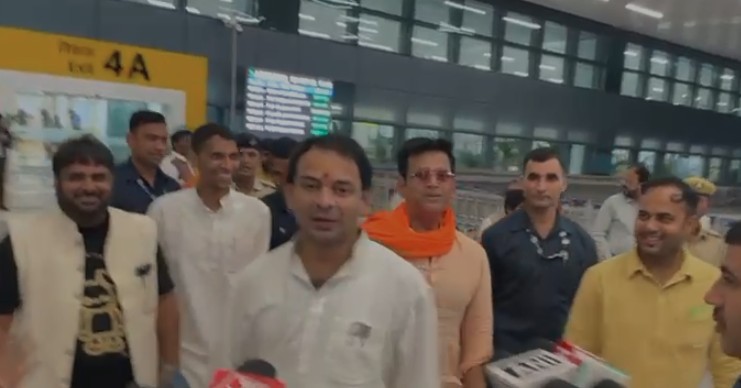 दो-दो बार BJP सांसद रवि किशन संग दिखे तेज प्रताप यादव, ये महज कोई संयोग है या फिर प्रयोग