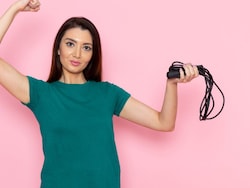 Women Gym Wear under 1000: महिलाओं के लिए ये टॉप क्&zwj;लास वर्कआउट टी-शर्ट्स