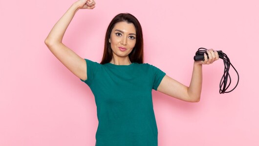 Women Gym Wear under 1000: महिलाओं के लिए ये टॉप क्&zwj;लास वर्कआउट टी-शर्ट्स