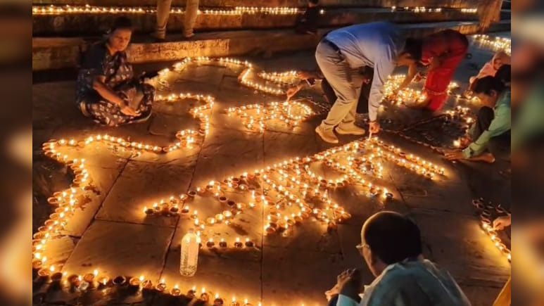 Dev Uthani Ekadashi 2025: मध्यप्रदेश में जगमग हुई आस्था की ज्योति, मंदिरों और घाटों पर उमड़ा भक्तों का सैलाब Dev Uthani Ekadashi 2025: मध्यप्रदेश में जगमग हुई आस्था की ज्योति, मंदिरों और घाटों पर उमड़ा भक्तों का सैलाब