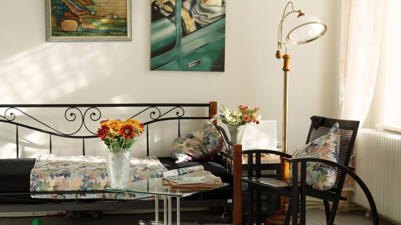 Create aesthetic corners with these floor lamp placing ideas