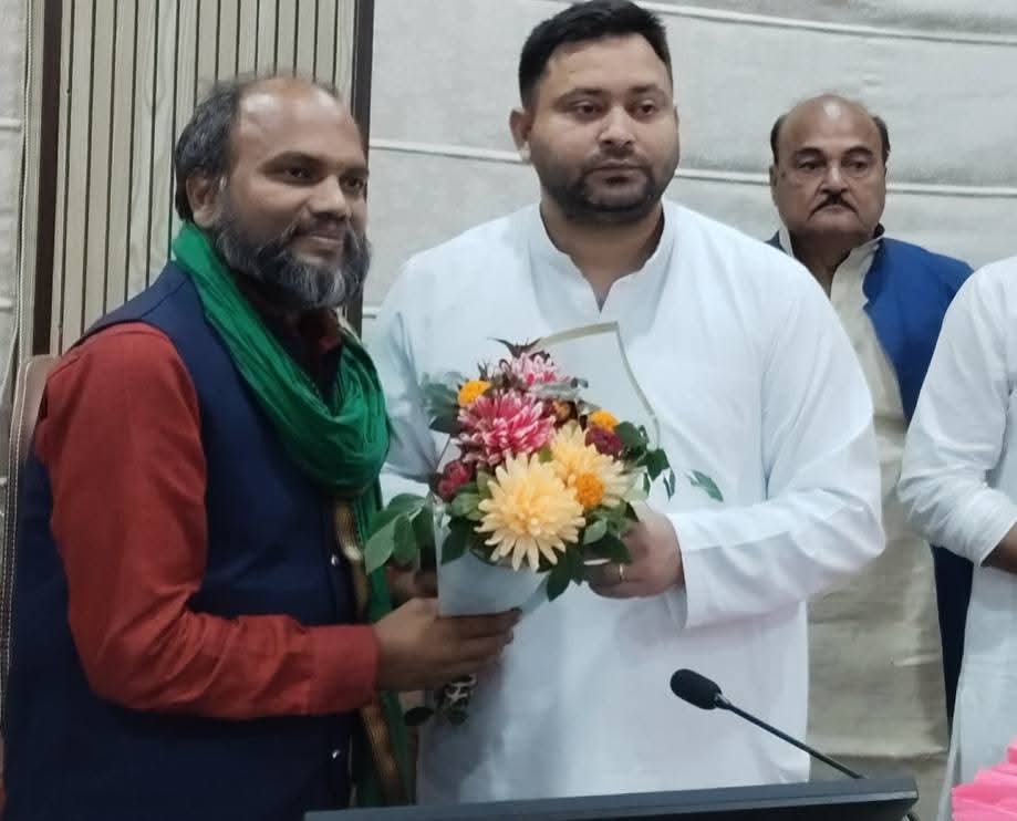 तेजस्वी यादव के साथ महिषी के नवनिर्वाचित विधायक डॉ. गौतम कृष्णा. (यहां भी तेजस्वी के चेहरे पर दर्द दिख रहा है) तेजस्वी यादव के साथ महिषी के नवनिर्वाचित विधायक डॉ. गौतम कृष्णा. (यहां भी तेजस्वी के चेहरे पर दर्द दिख रहा है)