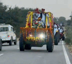 राजस्थान की अनोखी शादी, 101 ट्रैक्टरों पर निकली बारात; सड़क पर दिखा एक किमी लंबा काफिला