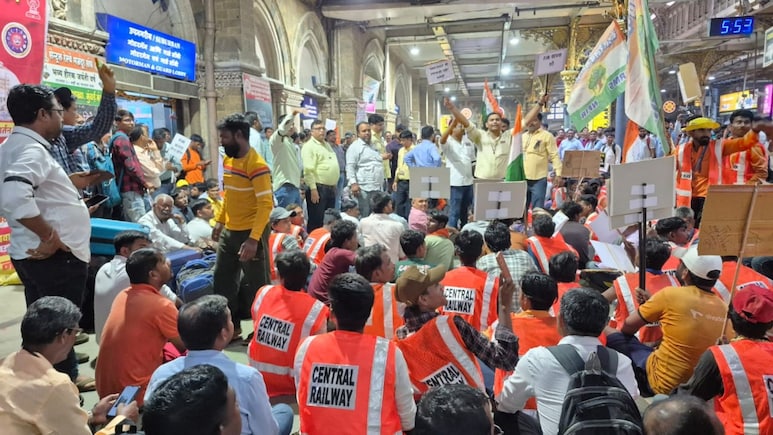 Mumbai Local Train: ऐन गर्दीच्या वेळी लोकल ठप्प! CSMT वर कर्मचाऱ्यांचे अचानक आंदोलन, ठाण्यातही रेल रोको