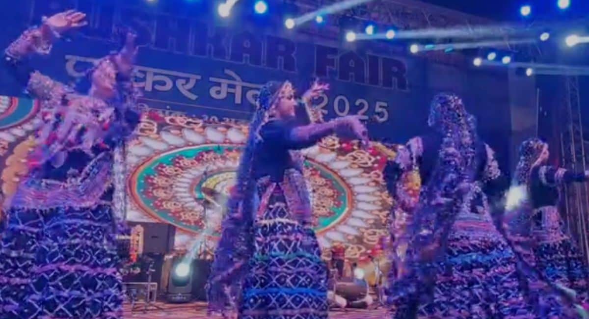 पुष्कर मेला में कालबेलिया नृत्य करते कलाकार. 