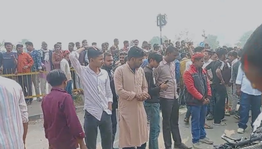 हादसे के बाद घटनास्थल पर जुटी लोगों की भीड़.