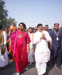 Dhirendra Shastri  की सनातन हिंदू पदयात्रा के ‘साथी’ बने ‘CM मोहन यादव’, हाईवे पर बैठकर खाया खाना, खुद खाना परोसते नजर आए धीरेंद्र शास्त्री