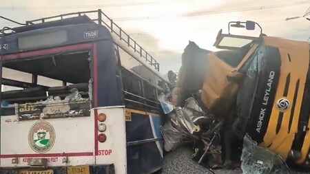 तेलंगाना में भीषण सड़क हादसा: 16 लोगों की मौत, आठ घायल