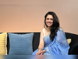 VIDEO : 'नीली साडी' ट्रेंडवर गिरीजा ओकचं कळकळीचं आवाहन,  म्हणाली, 'माझ्या 12 वर्षांच्या मुलाचा विचार करा...'