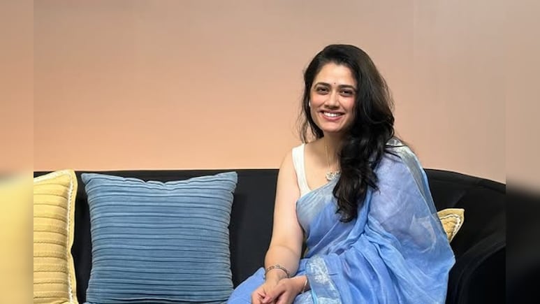 VIDEO : 'नीली साडी' ट्रेंडवर गिरीजा ओकचं कळकळीचं आवाहन,  म्हणाली, 'माझ्या 12 वर्षांच्या मुलाचा विचार करा...'