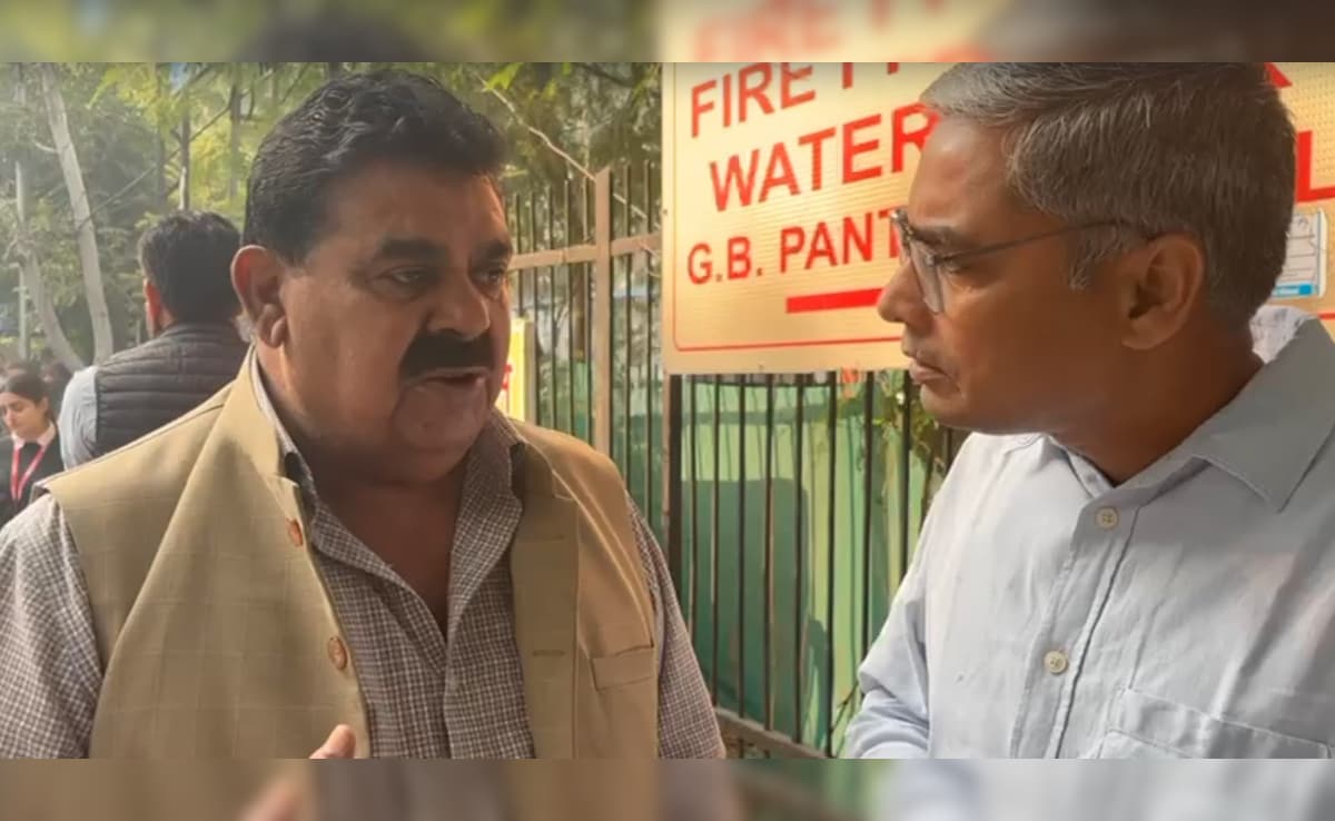 Delhi's Sarojini Nagar Blast Witness Helps Red Fort Explosion Victims