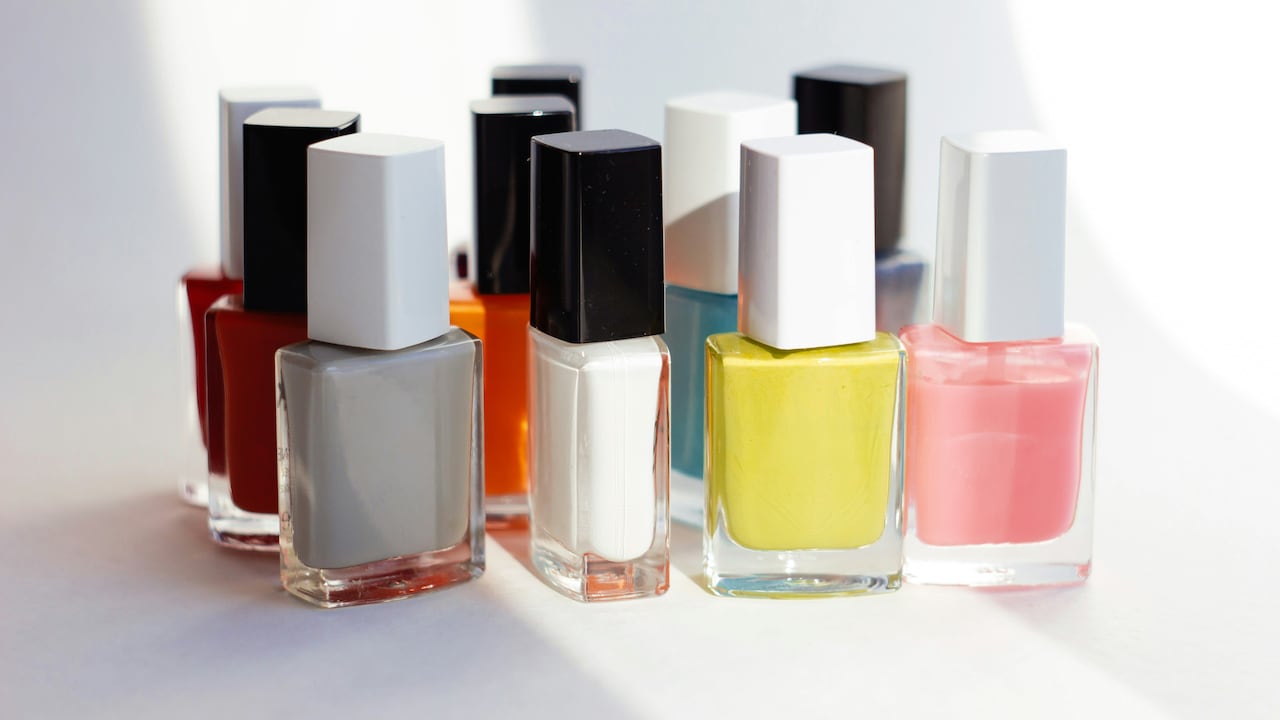 खूबसूरत और ट्रेंडी नेलपेंट्स से सजाएं अपने नाखून, आज ही पाएं स्टाइलिश कलर, शानदार लुक और बजट में ब्यूटी