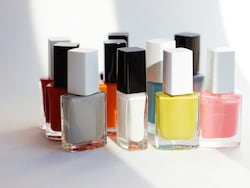 खूबसूरत और ट्रेंडी नेलपेंट्स से सजाएं अपने नाखून, आज ही पाएं स्टाइलिश कलर, शानदार लुक और बजट में ब्यूटी