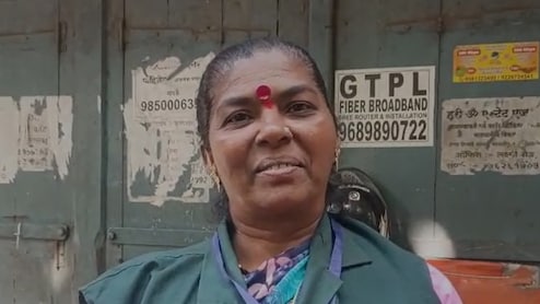 ईमानदारी को सलाम, पुणे में कचरा बीनने वाली महिला ने लौटाए सड़क पर मिले 10 लाख रुपये