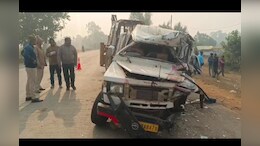 Tourists vehicle Accident: खड़े ट्रक से पर्यटकों की गाड़ी की भीषण टक्कर, एक की मौत, 12 घायल&nbsp;