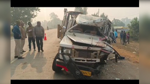 Tourists vehicle Accident: खड़े ट्रक से पर्यटकों की गाड़ी की भीषण टक्कर, एक की मौत, 12 घायल&nbsp;