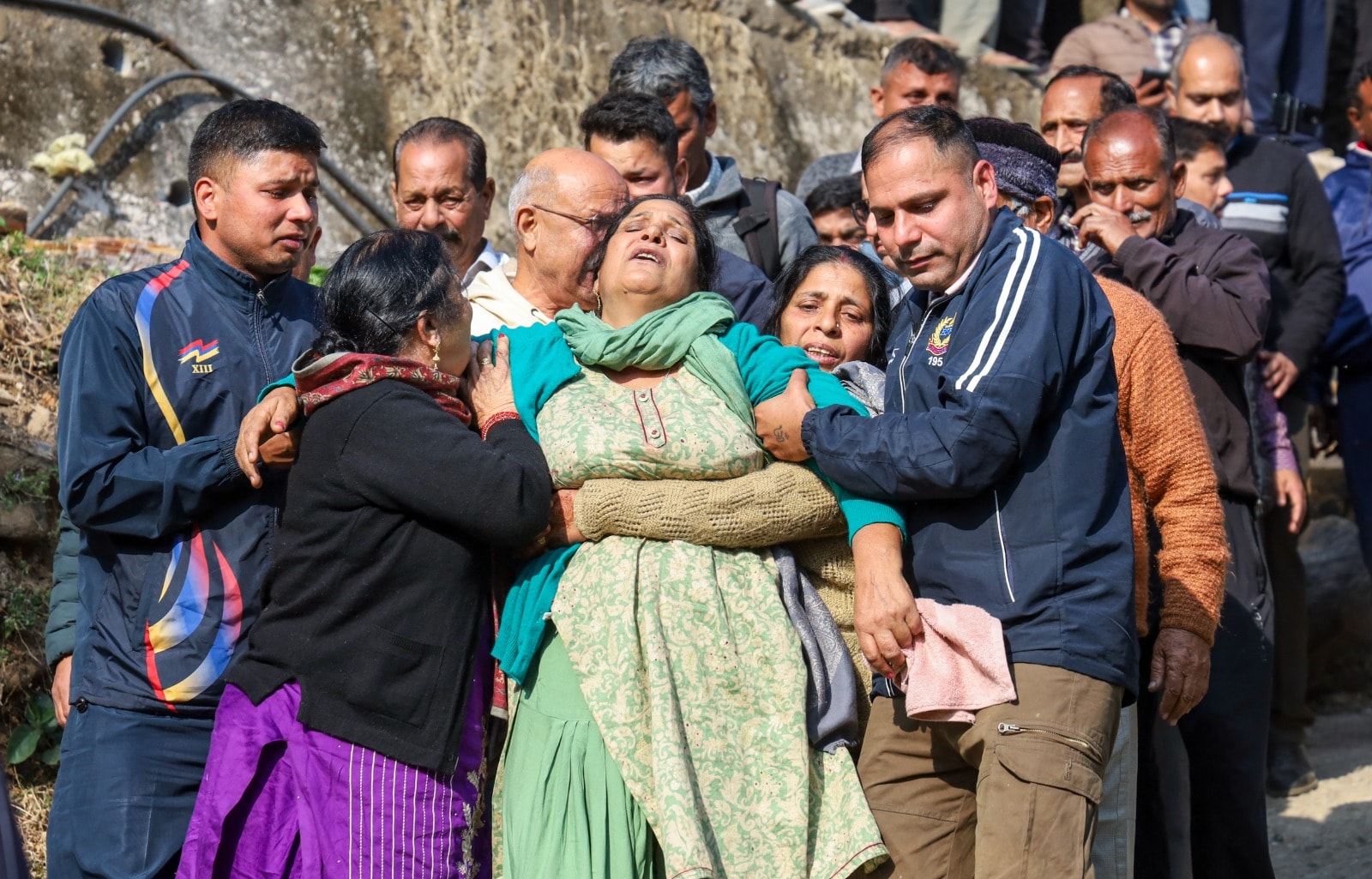 बेसुध मां को संभालते लोग.