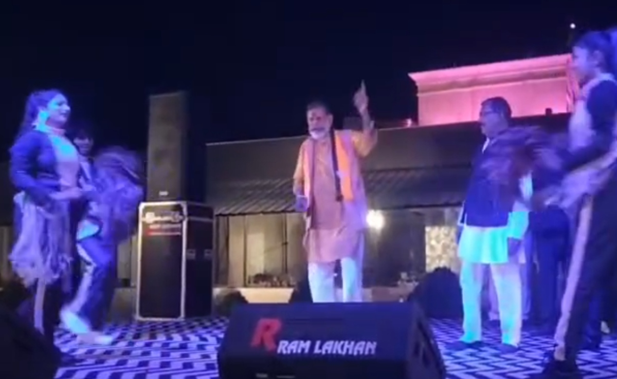 दे दे प्यार दे रे... गाने पर यूपी के मंत्री जी का गजब डांस, देखें  वीडियो