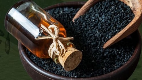 कलौंजी: काले दानों में छिपा सेहत का खजाना, वजन घटाने और डायबिटीज के लिए रामबाण