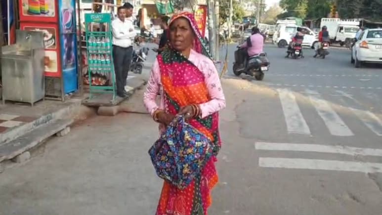 Rajasthan: नोटों की गड्डी दिखाकर बुजर्ग महिला की सोने की बालियां उड़ाई, आरोपियों ने थमा दिए कागज के टुकड़े