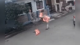 आत्मदाह का LIVE VIDEO! अधेड़ ने पेट्रोल डालकर लगाई आग; बेटी बोली- पैसे के लिए मां को पीटते थे पिता
