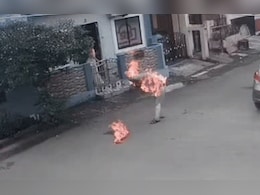 आत्मदाह का LIVE VIDEO! अधेड़ ने पेट्रोल डालकर लगाई आग; बेटी बोली- पैसे के लिए मां को पीटते थे पिता