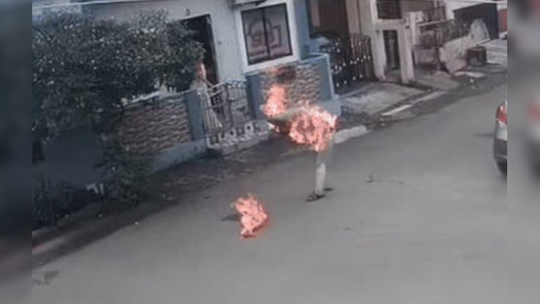 आत्मदाह का LIVE VIDEO! अधेड़ ने पेट्रोल डालकर लगाई आग; बेटी बोली- पैसे के लिए मां को पीटते थे पिता