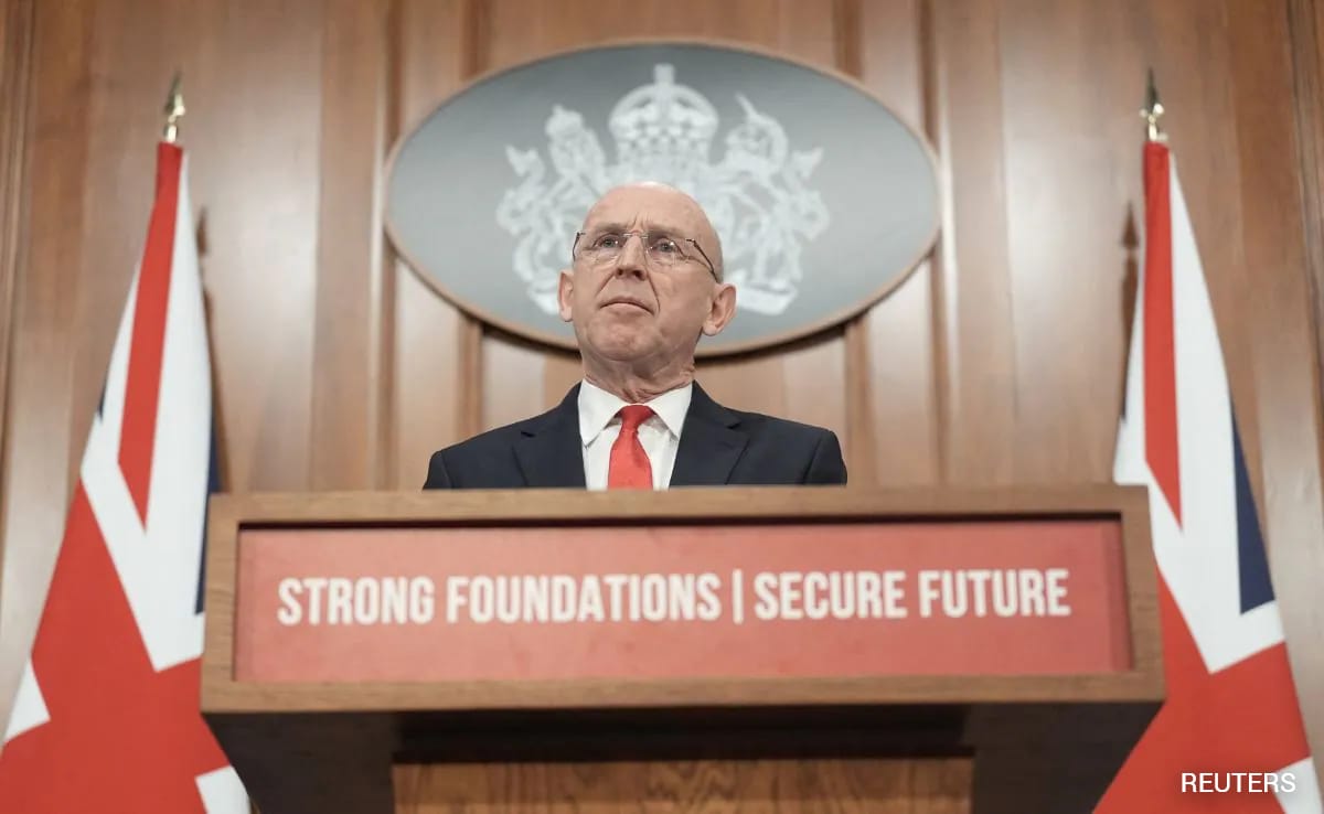 Groot-Brittannië zegt “militaire opties gereed” als Russisch spionageschip een bedreiging wordt