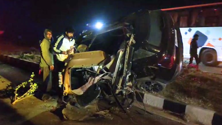 Rajasthan: सादुलपुर के पास भयानक सड़क हादसा, कार पलटी; तेज रफ्तार के कहर ने छीन ली दो जिंदगियां