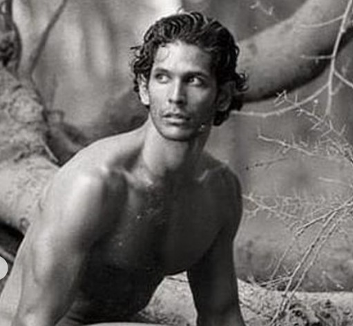 शरीर पर था सिर्फ अजगर और पांव में जूते, अश्लील कहलाया ये फोटोशूट, दर्ज हुआ केस- ये है 30 साल पुराना विवाद