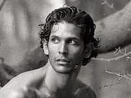 शरीर पर था सिर्फ अजगर और पांव में जूते, अश्लील कहलाया ये फोटोशूट, दर्ज हुआ केस- ये है 30 साल पुराना विवाद